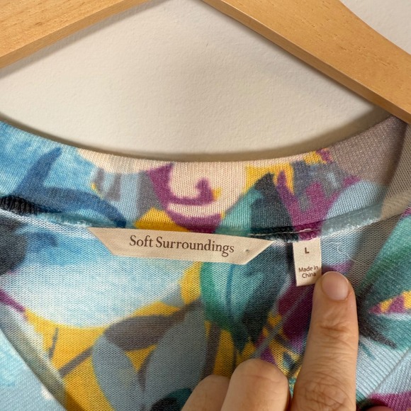 Soft Surroundings Delphine Floral Print V-Neck Lightweight Tunic‎ Sweater Large - Picture 3 of 5